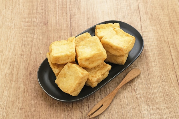 Tahu Goreng oder gebratener Tofu, traditionelles indonesisches Essen, hergestellt aus fermentiertem Sojabohnenextrakt.