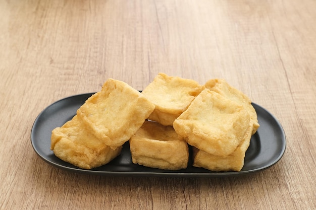 Tahu Goreng oder gebratener Tofu, traditionelles indonesisches Essen, hergestellt aus fermentiertem Sojabohnenextrakt.