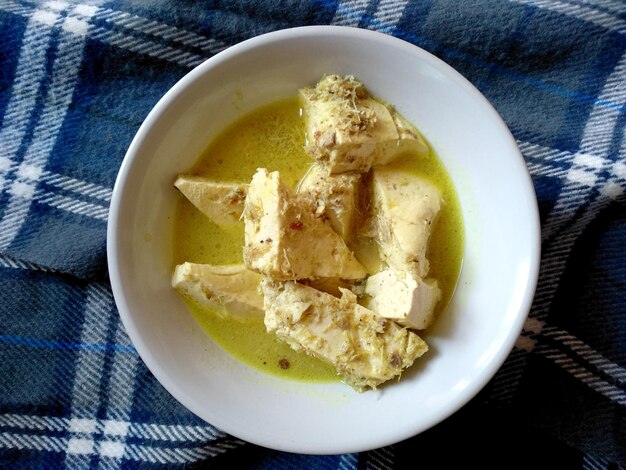 Tahu Kuah Santan o tofu y sopa de curry de coco Comida callejera indonesia