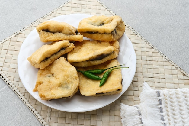 Tahu Petis es un bocadillo típico de Semarang, un bocadillo tradicional javanés, tofu frito que se come con pasta de camarones