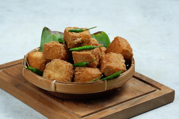 tahu sumedangBeliebtes Street Food aus frittiertem Tofu ist einer der typischen Snacks aus Sumedang