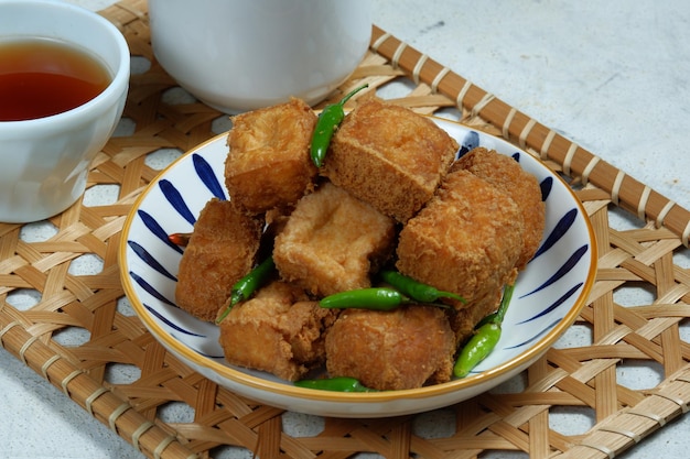 tahu sumedangComida de rua popular de curdis de feijão frito um dos lanches típicos de sumedang