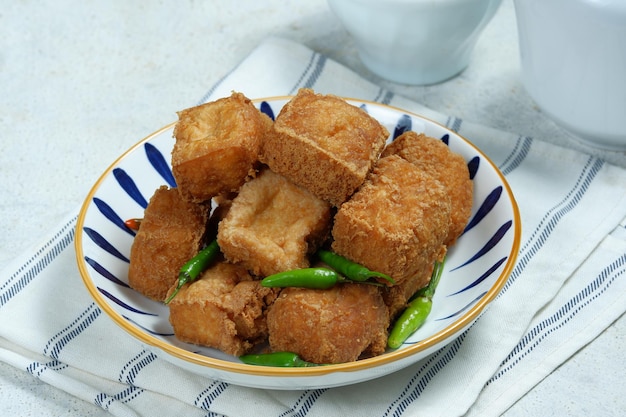 tahu sumedangComida de rua popular de curdis de feijão frito um dos lanches típicos de sumedang