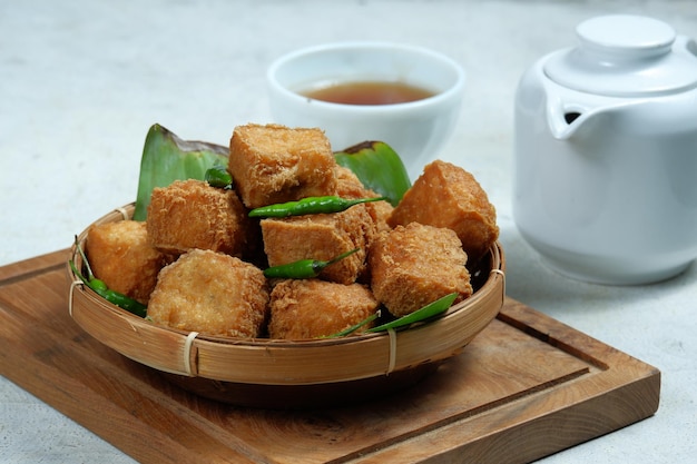 tahu sumedangPopular comida callejera de curdis de frijol frito uno de los bocadillos típicos de sumedang