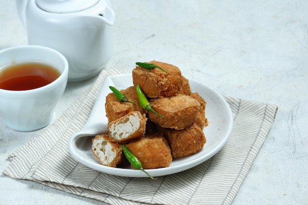 tahu sumedangPopular comida callejera de curdis de frijol frito uno de los bocadillos típicos de sumedang