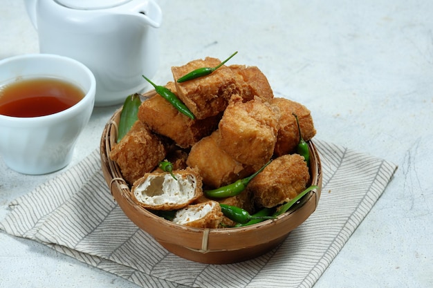 tahu sumedangPopular comida callejera de curdis de frijol frito uno de los bocadillos típicos de sumedang