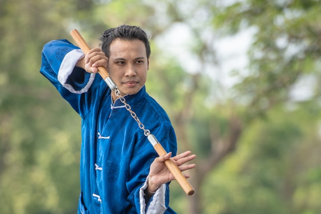 Tai Chi Chuan Master manos entrenamiento de postura en el parque, entrenamiento de artes marciales chinas.