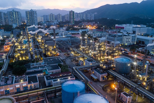 Tai Po, Hong Kong 20 de mayo de 2019: Vista superior de la fábrica industrial en Hong Kong por la noche