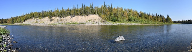 Taiga-Fluss im Ural-Gebiet