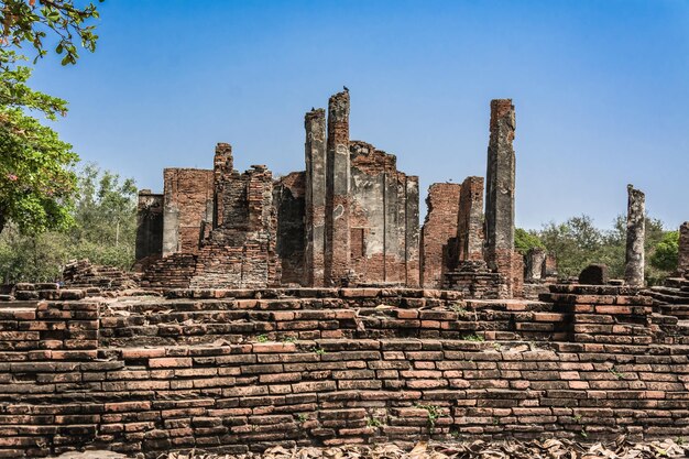 TAILÂNDIA Ruínas e antiguidades no Parque Histórico de Ayutthaya Turistas de todo o mundo decadência de Buda