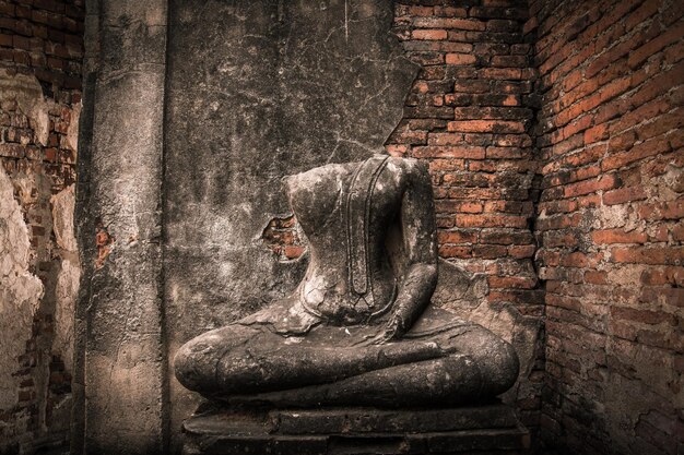 TAILÂNDIA Ruínas e antiguidades no Parque Histórico de Ayutthaya Turistas de todo o mundo decadência de Buda