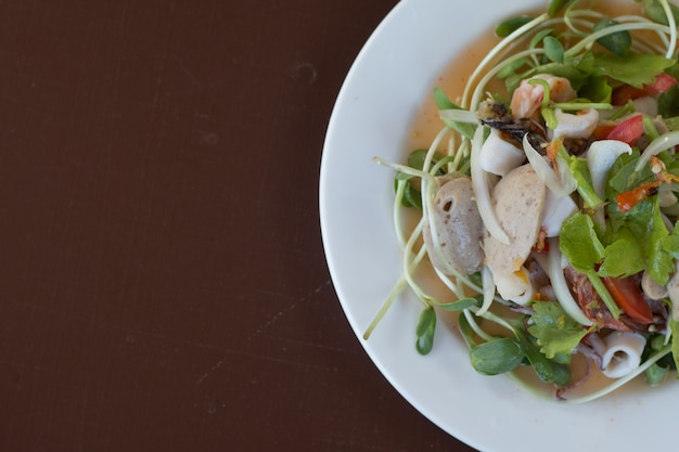 Tailandês Salada picante com choco, camarão, peixe e vegetais