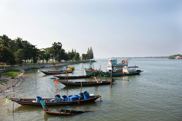 Los tailandeses amarraron el barco y el barco en el puerto del canal Tha Chana después de pescar en Ao Thai o en el Golfo de Tailandia en Surat Thani Tailandia