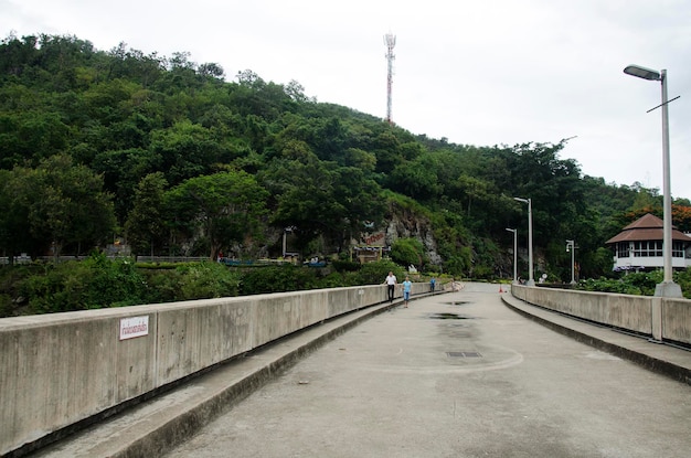 Tailandeses e viajantes estrangeiros caminhando e visitando a represa de Bhumibol e vertedouros anteriormente conhecidos como represa de Yanhee em 18 de julho de 2017 em Tak Tailândia