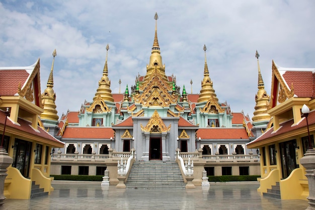 Tailandeses e viajantes estrangeiros visitam e rezam Phra Mahathat Chedi Phakdi Prakat em Ban Krut Beach of Bang Saphan em Prachuap Khiri Khan Tailândia