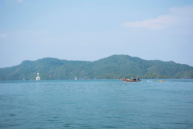 Los tailandeses locales guían a montar en un bote de cola larga de madera en el océano marino y llevan a los viajeros a visitar Ko Khao Yai y Prasat Hin Pan Yod y San Lang Mangkorn en la ciudad de La ngu de Satun Tailandia