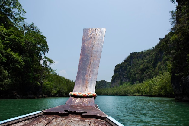 Los tailandeses locales guían a montar en un bote de cola larga de madera en el océano marino y llevan a los viajeros a visitar Ko Khao Yai y Prasat Hin Pan Yod y San Lang Mangkorn en la ciudad de La ngu de Satun Tailandia