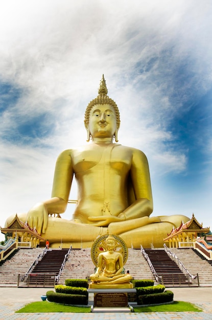 Los tailandeses y los viajeros extranjeros visitan y rezan la estatua dorada más grande de Buda Shakyamuni en el templo Wat Muang el 25 de enero de 2017 en Ang Thong Tailandia