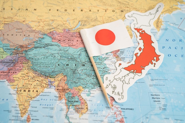 Tailandia 7 de diciembre de 2023 Bandera de Japón en el fondo del mapa del mundo