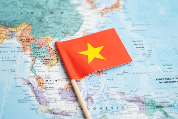 Tailandia 7 de diciembre de 2023 Bandera de Vietnam en el mapa del mundo