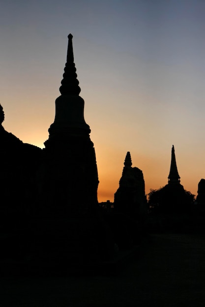 TAILANDIA, Ayutthaya, las ruinas de los antiguos templos de la ciudad al atardecer