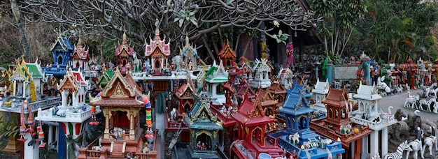 Tailandia, Ayutthaya, estos templos votivos en miniatura se dejan en este lugar sagrado por los tailandeses en memoria de sus familiares muertos