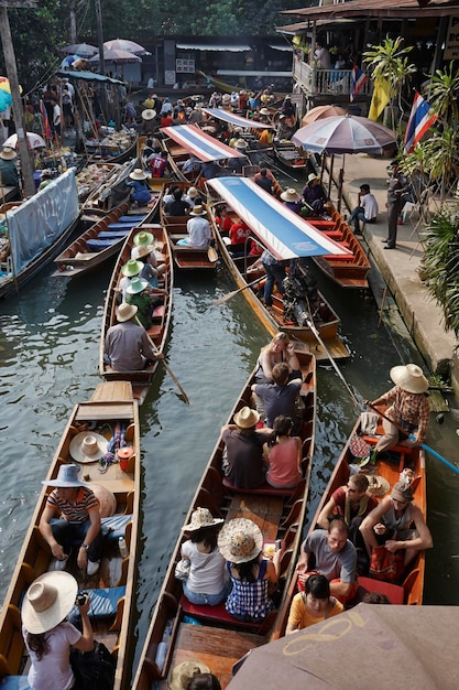 Tailândia, Bangkok: 14 de março de 2007 - turistas no Mercado Flutuante - EDITORIAL