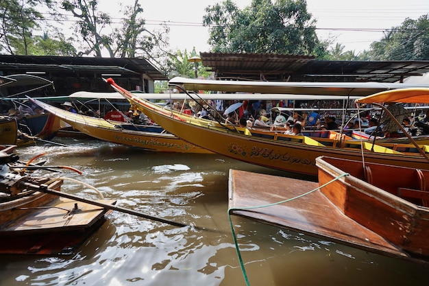 Tailandia, Bangkok: 14 de marzo de 2007 - turistas en el mercado flotante - EDITORIAL