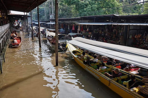 Tailandia, Bangkok: 14 de marzo de 2007 - turistas en el mercado flotante - EDITORIAL