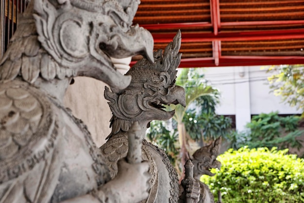 Tailândia, Bangkok, Amarintharam Worawihan Temple, estátuas sagradas na entrada