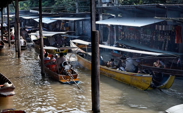 Tailandia, Bangkok, barcos tailandeses de madera en el mercado flotante