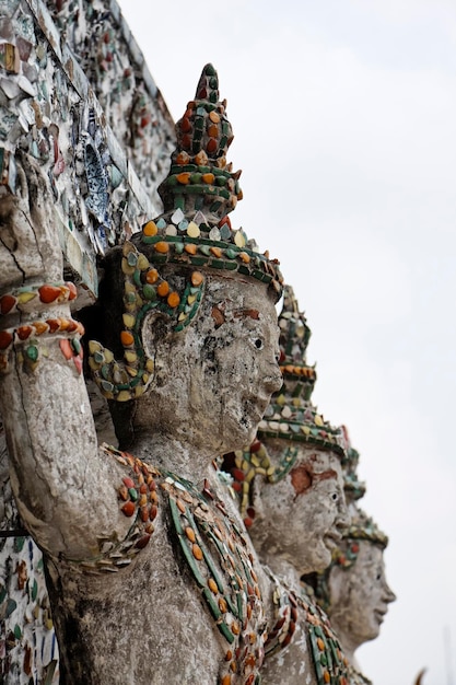 Tailandia, Bangkok, distrito de Yai, templo de Arun (Wat Arun Ratchawararam), adornos de techo