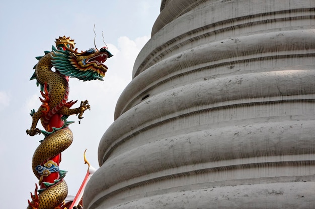 Tailandia, Bangkok, una estatua de dragón religioso cerca de un templo budista