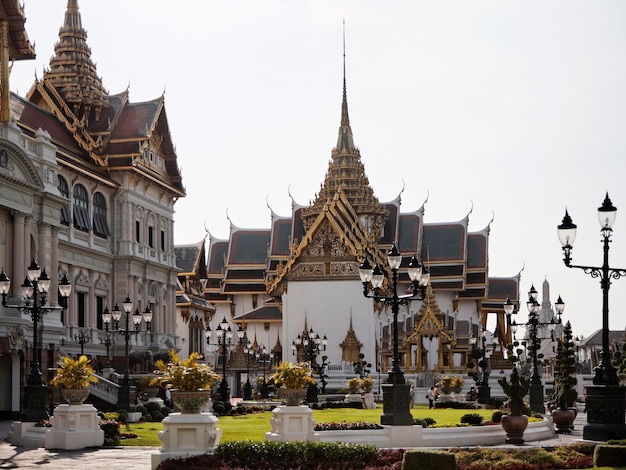 Tailândia, Bangkok, Palácio Imperial, cidade imperial, um templo budista e a fachada do palácio à esquerda