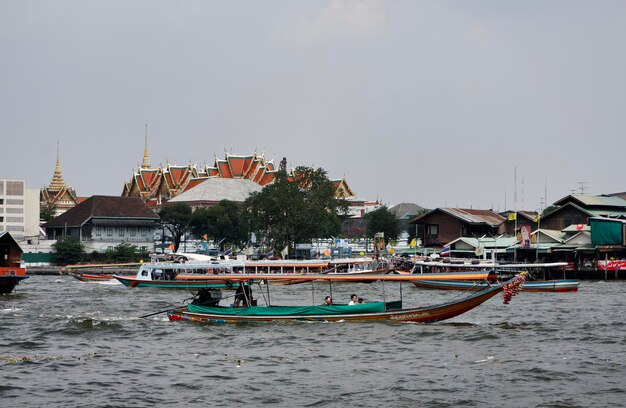 Tailândia, Bangkok, vista do rio Chao Praya e a Cidade Imperial ao fundo