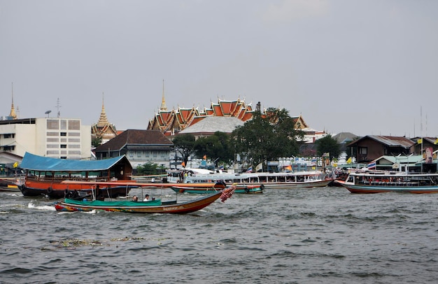 Tailandia, Bangkok, vista del río Chao Praya y la Ciudad Imperial en el fondo