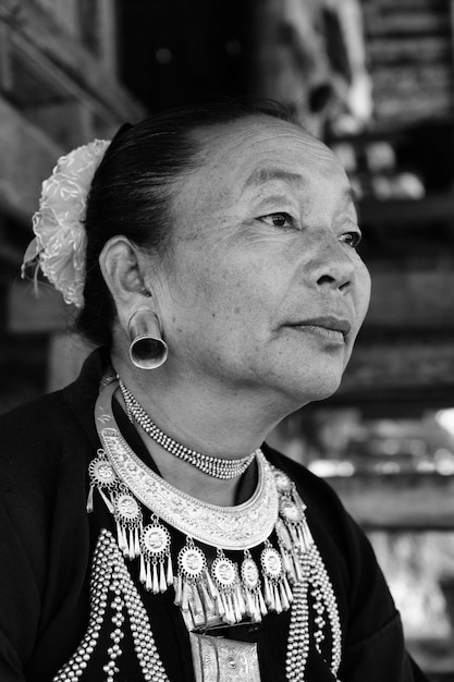 Foto tailândia, chiang mai, aldeia da tribo karen long neck (kayan lahwi), mulher karen em trajes tradicionais