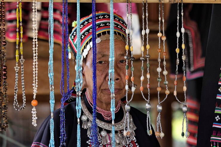 Foto tailândia, chiang mai, aldeia da tribo karen long neck (kayan lahwi), mulher karen em trajes tradicionais
