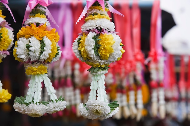 Tailandia, Chiang Mai, guirnaldas de flores religiosas para la venta en un mercado local.