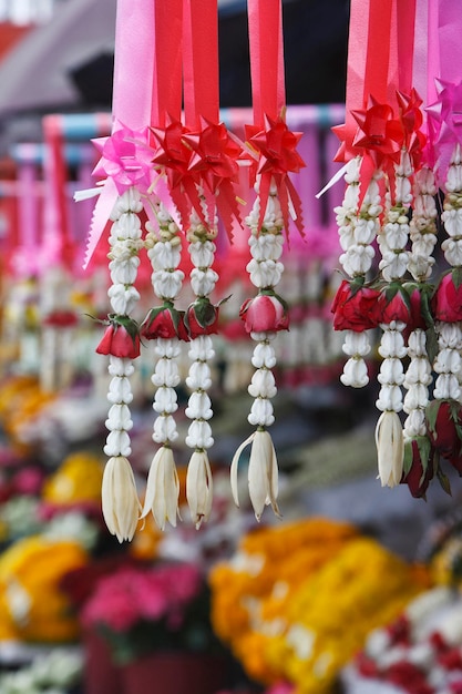 Tailandia, Chiang Mai, guirnaldas de flores religiosas para la venta en un mercado local.