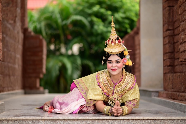 Tailândia Dançando no khon Benjakai mascarado em um templo antigo com um traje e dança únicos