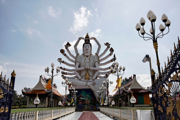 Foto tailandia, koh samui (isla samui, templo budista plai laem (wat plai laem), buda de 18 brazos