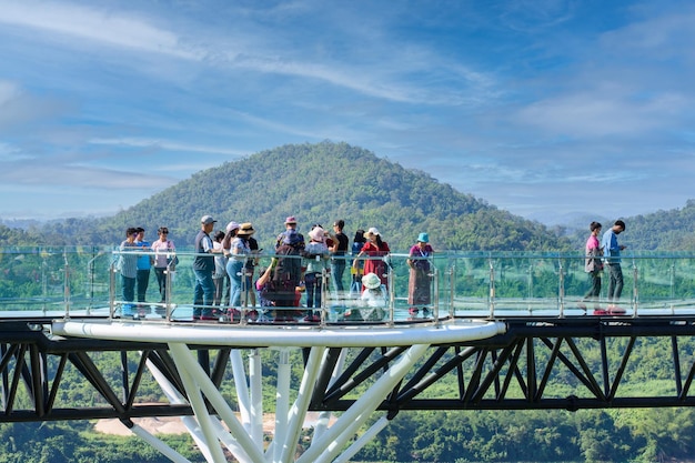 Tailândia Loei Oct2020 Turistas em Chiang Khan Skywalk uma nova atração de Chiang Khan Loei Pro