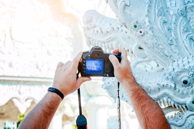 Tailândia Na junho de 2020 Um turista fotografa o templo branco de Ming Muang em Nan Tailândia