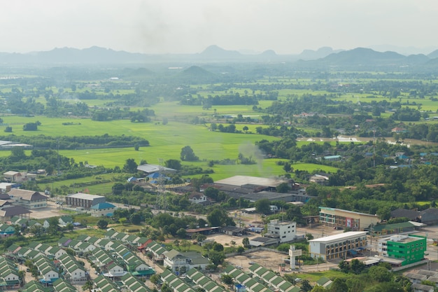 Tailandia paisaje de la ciudad rural y montaña