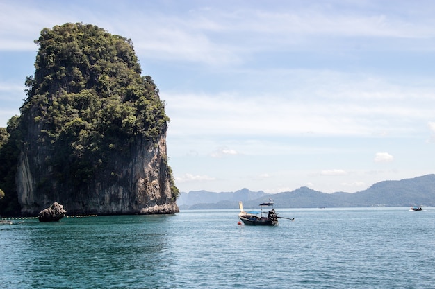 Tailândia praia do oceano para empresas turísticas e barco de madeira