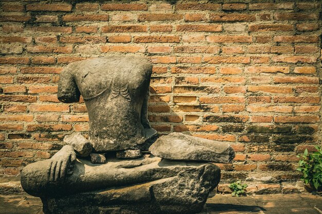 TAILANDIA Ruinas y antigüedades en el parque histórico de Ayutthaya Turistas de todo el mundo Decadencia de Buda