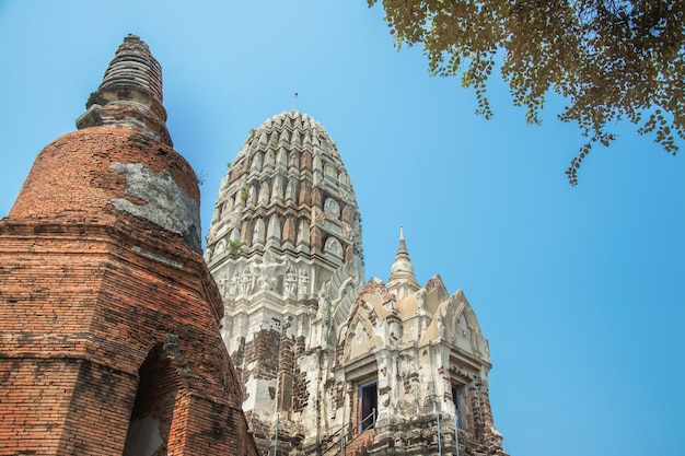 TAILANDIA Ruinas y antigüedades en el parque histórico de Ayutthaya Turistas de todo el mundo Decadencia de Buda