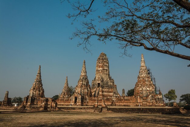 TAILANDIA Ruinas y antigüedades en el parque histórico de Ayutthaya Turistas de todo el mundo Decadencia de Buda