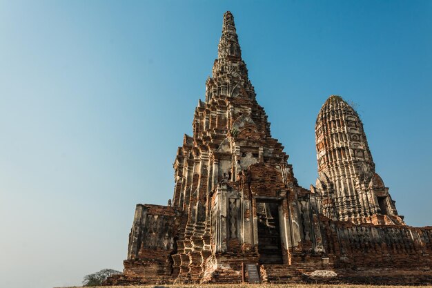 TAILANDIA Ruinas y antigüedades en el parque histórico de Ayutthaya Turistas de todo el mundo Decadencia de Buda